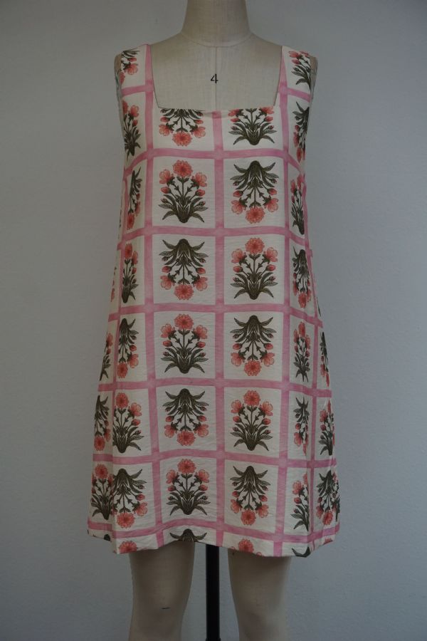 Square-neckline ribbon-tie at back neck shift